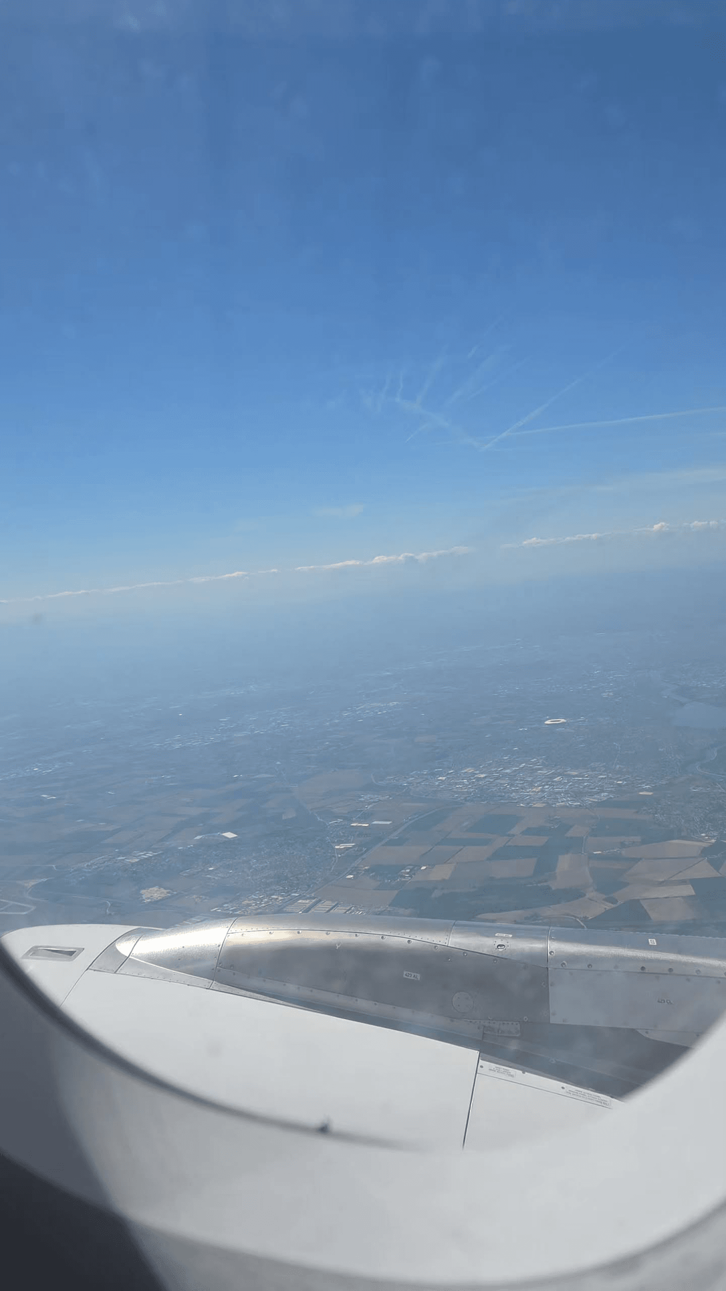 Vue aérienne en vol — fenêtre d'avion.